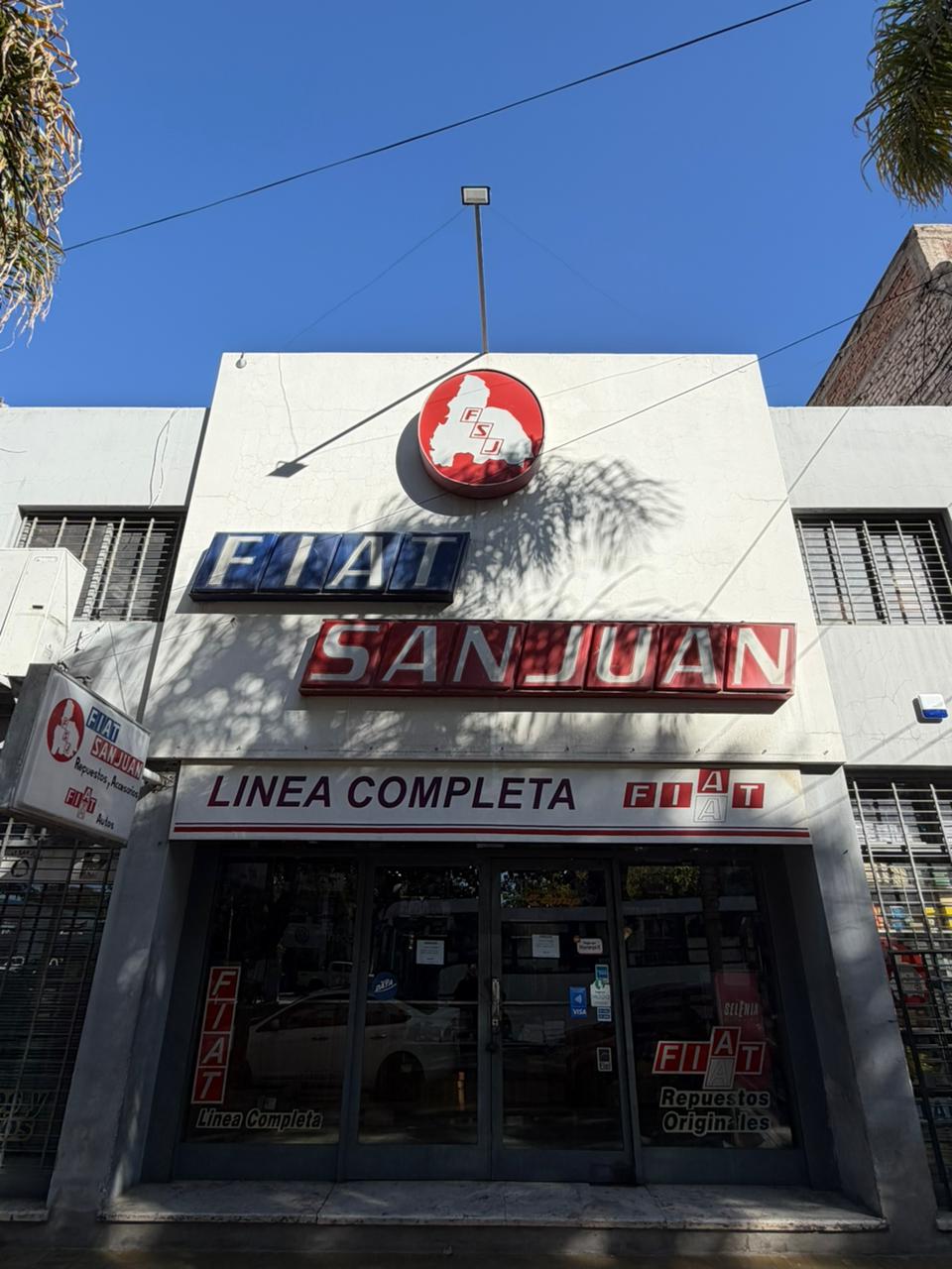 Frente del local de Fiat San Juan